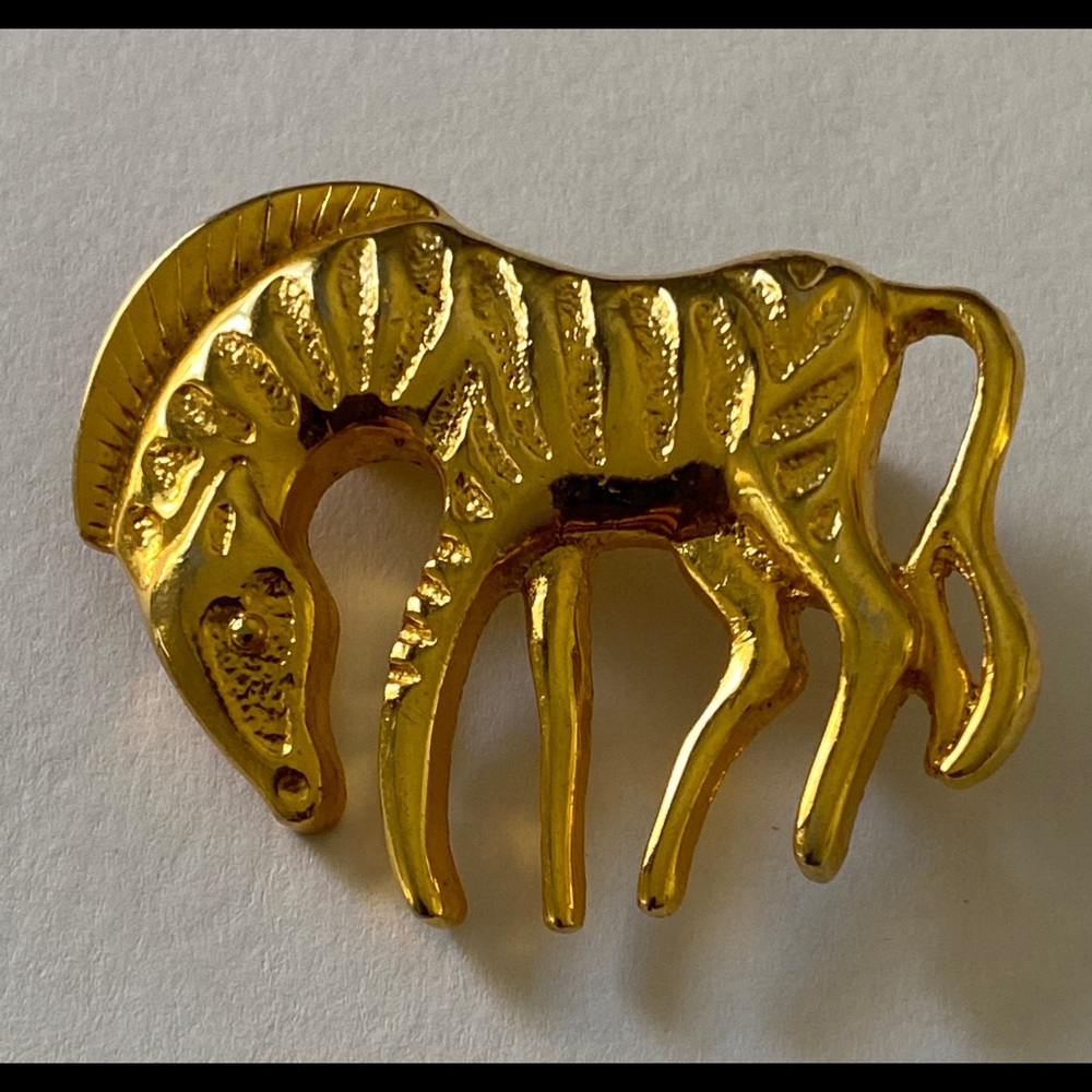 Vintage Women’s Costume Jewelry Gold Tone Zebra Brooch No Markings Preowned Used
